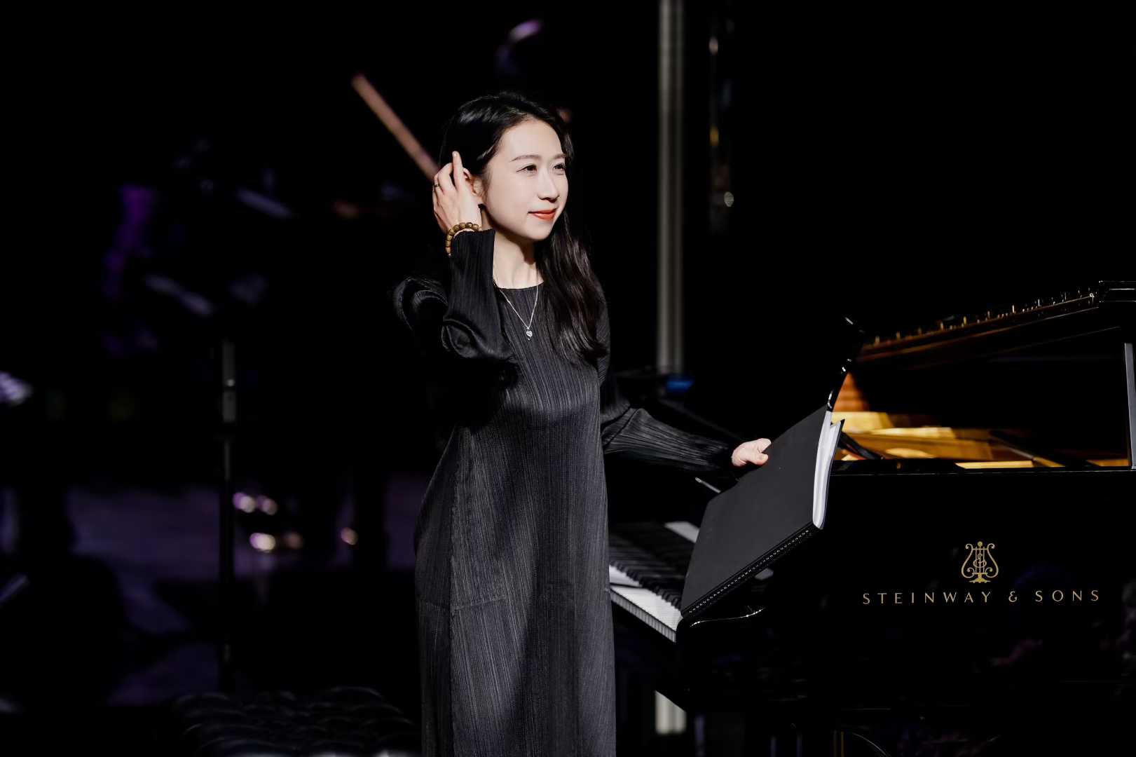 陈迅在云颂公益音乐厅钢琴旁的演出现场照
