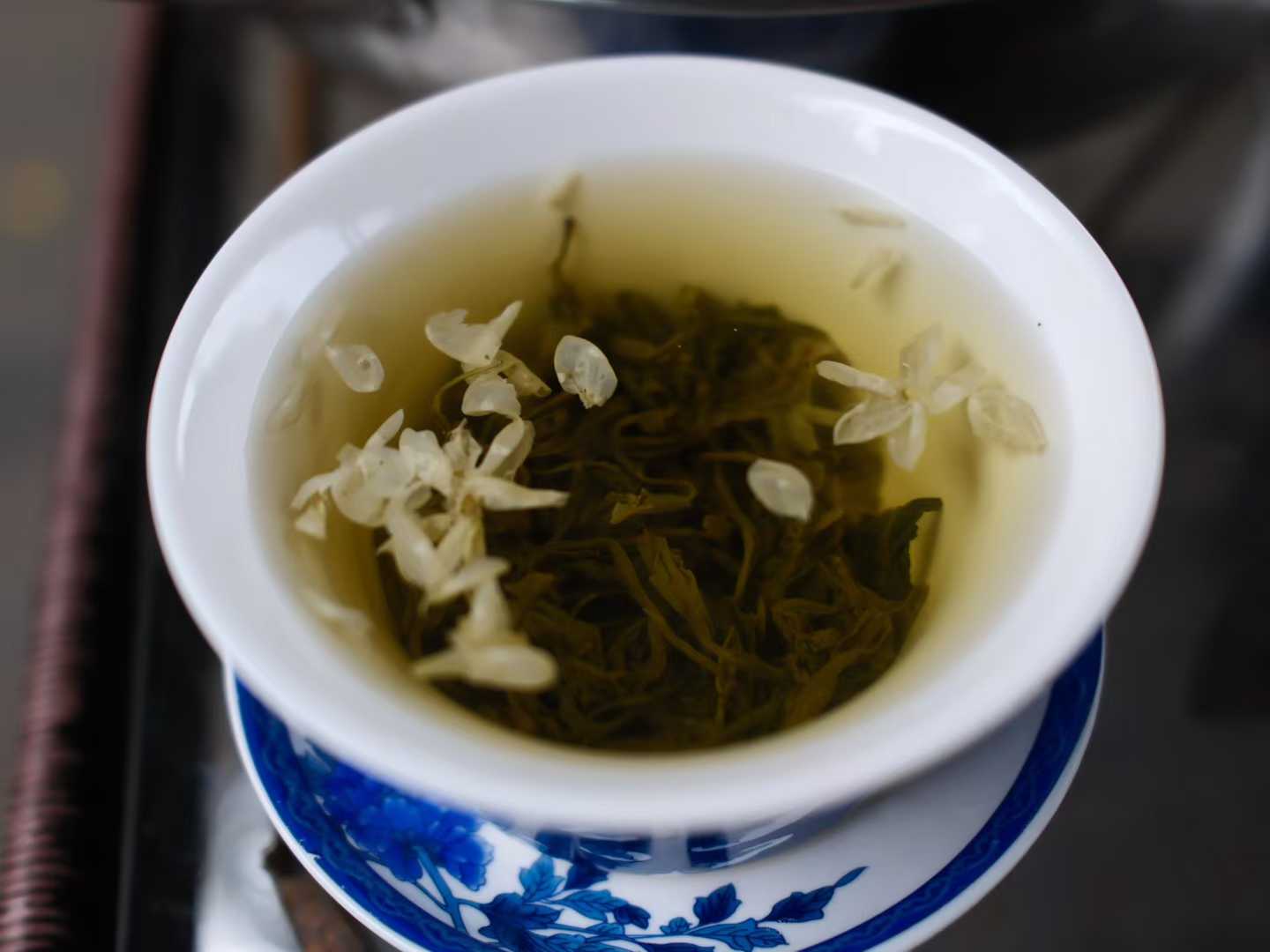 蓝白盖碗中泡好的茶